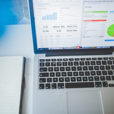 产品解析作者苏晚在办公桌前比对多款防护类产品的参数资料，桌面摊开打印表格与标注笔，环境整洁安静